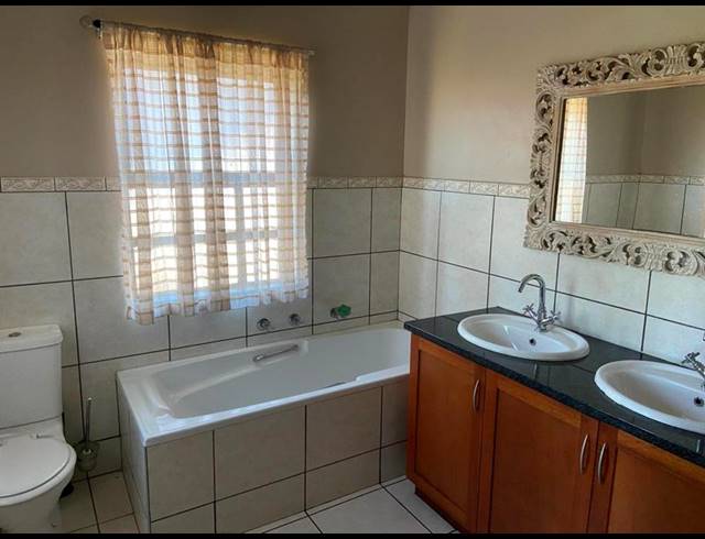 4 BEDROOM TOWNHOUSE FOR SALE IN MONTROSE